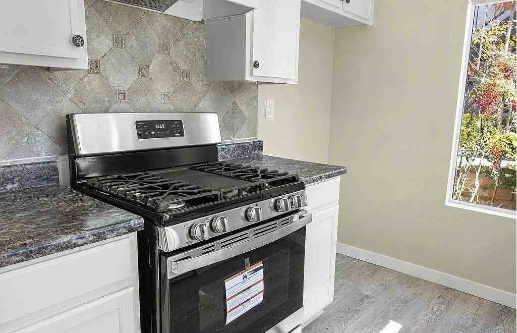 13206 Wimberly Sq - Photo 3 of 6