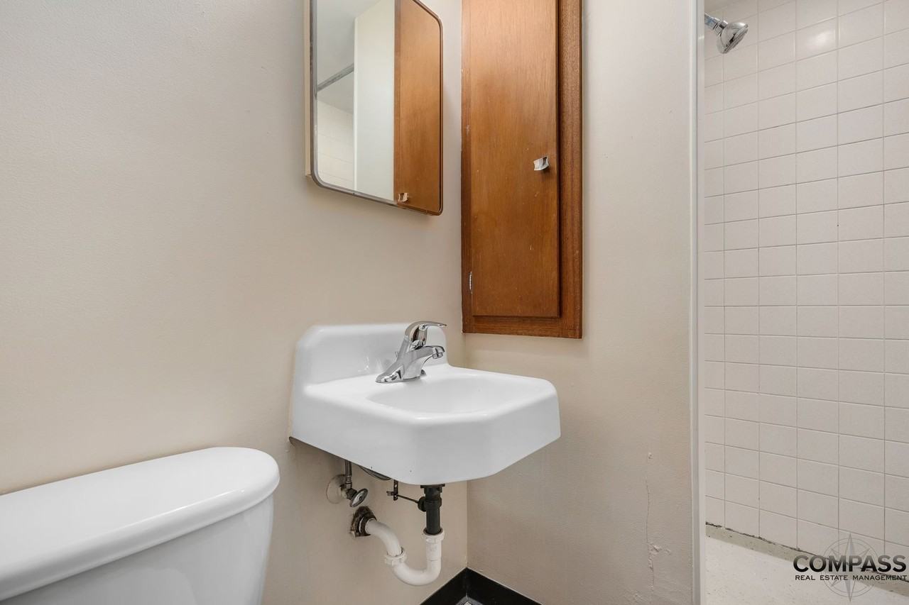 GREAT DOWNTOWN STUDIO - Photo 6 of 20