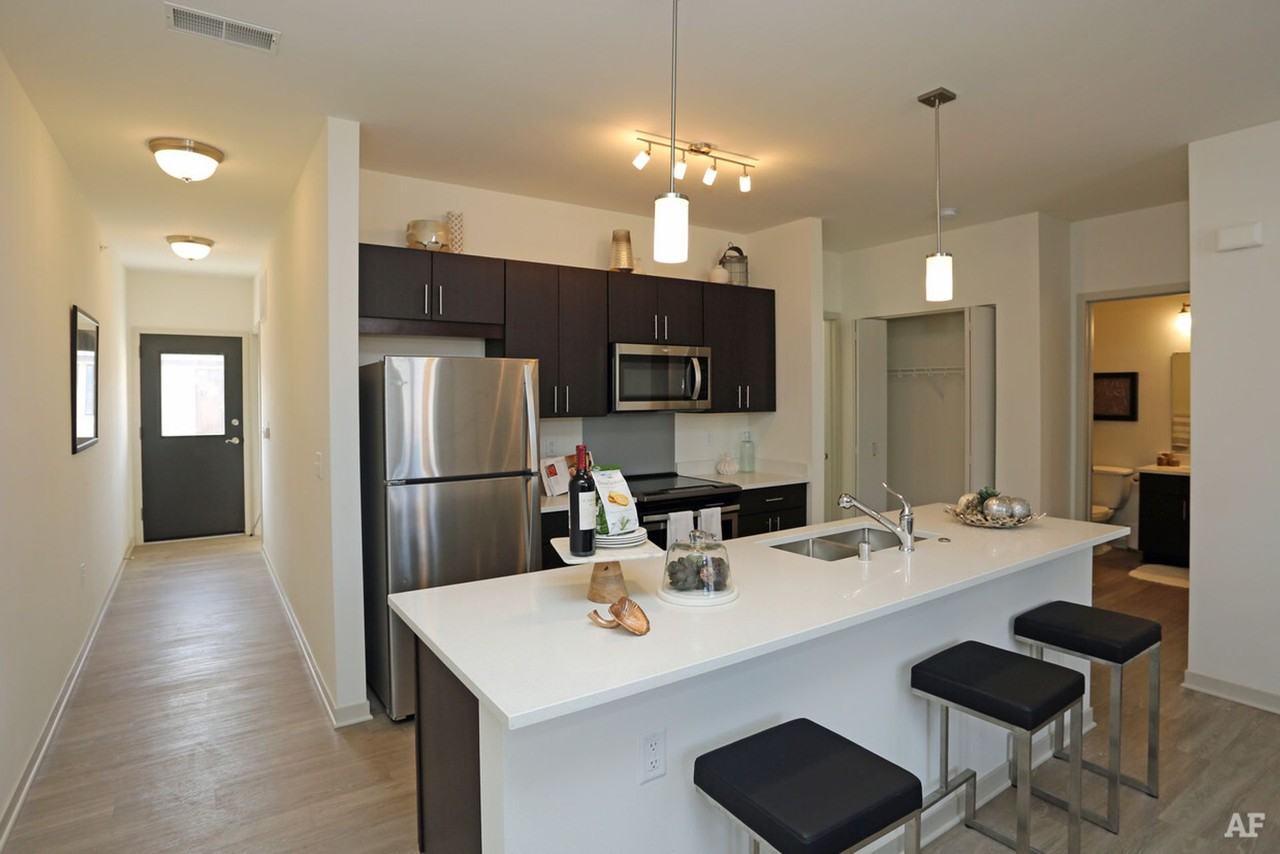 1633 On The Park - Photo 5 of 7