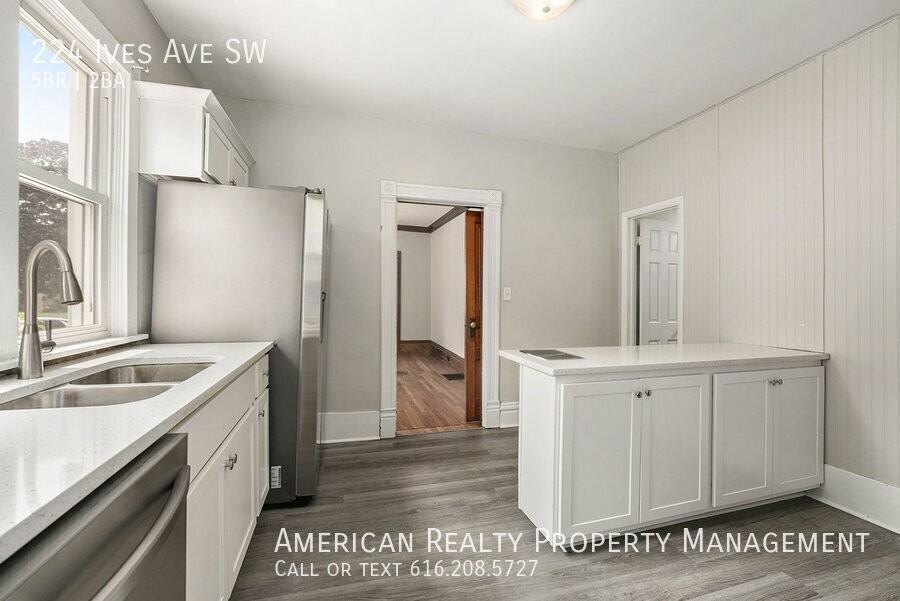 224 Ives Avenue Southwest - Photo 5 of 17