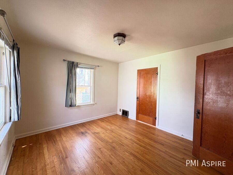 820 9th Ave - Photo 5 of 9