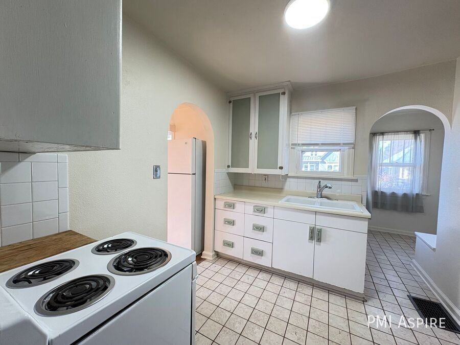 820 9th Ave - Photo 7 of 9