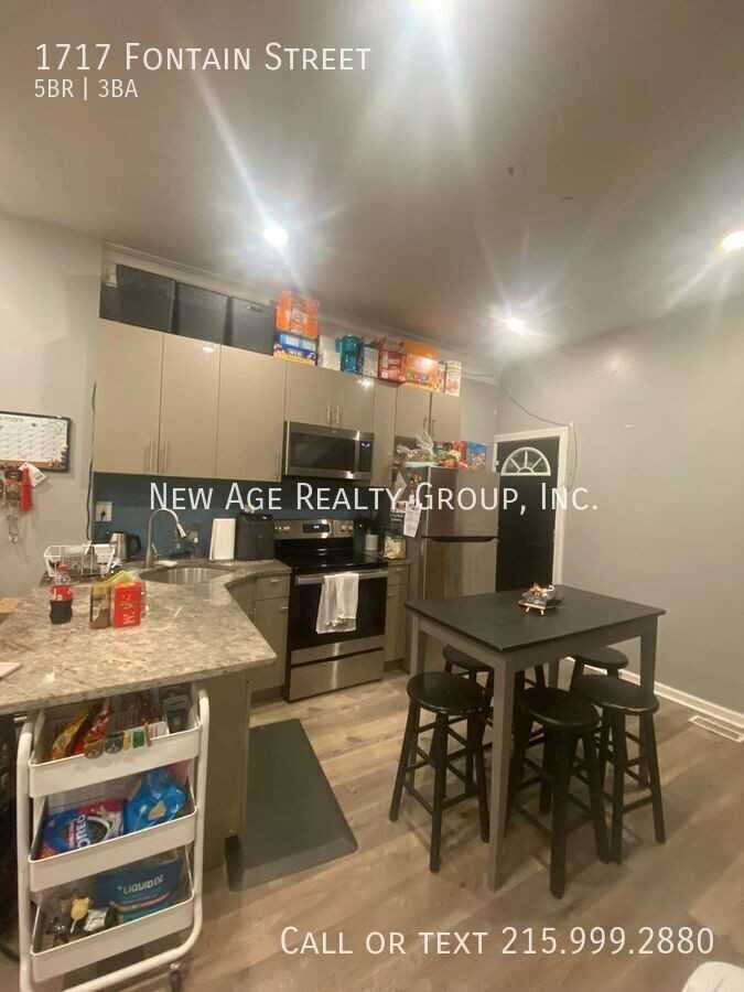 1717 Fontain St - Photo 3 of 16