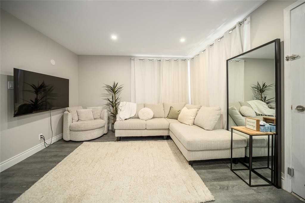 483 Wellington Street #MAIN