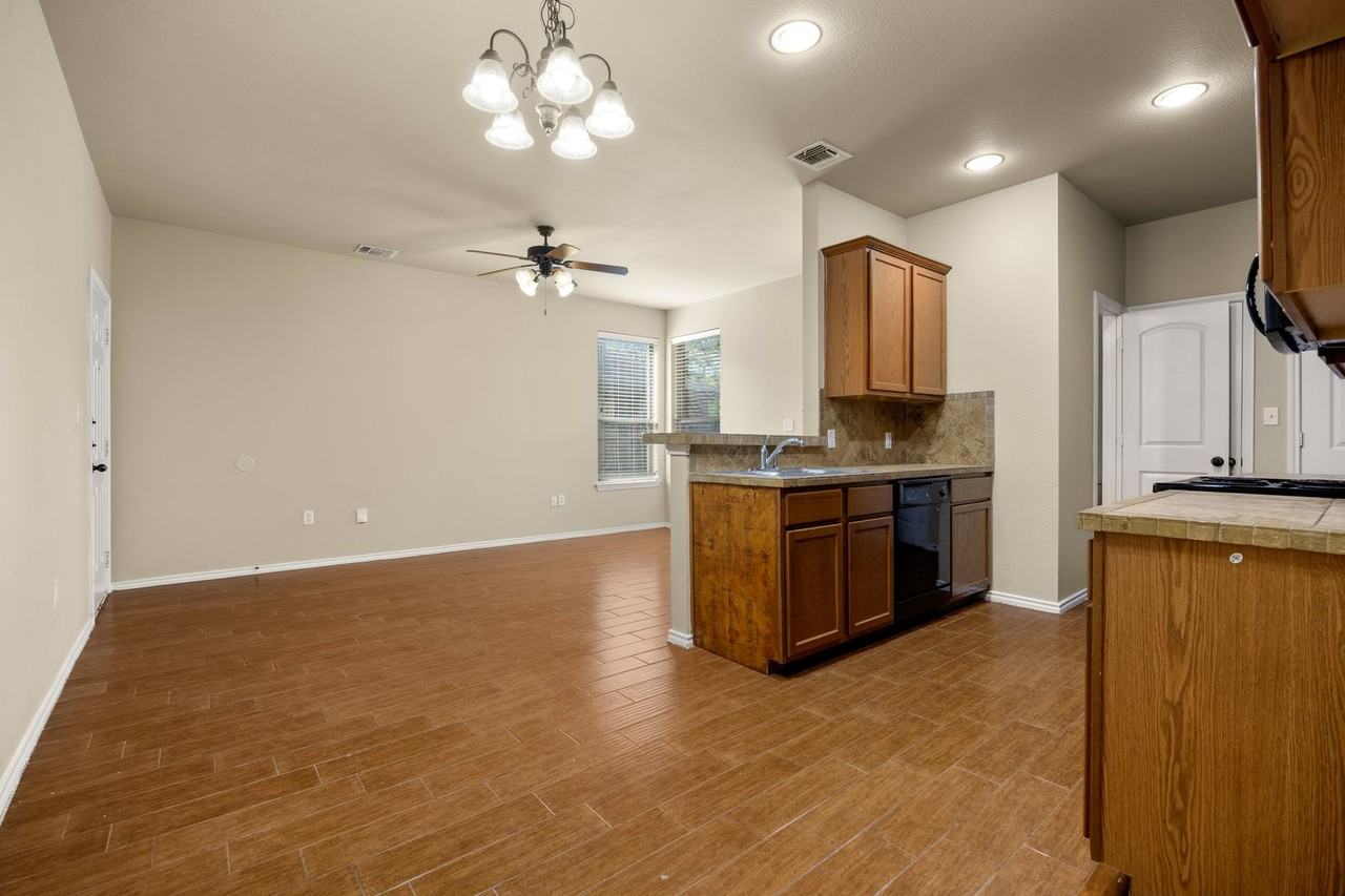 1011 Brown Rock Dr - Photo 6 of 20