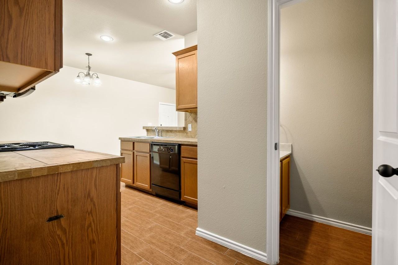 1011 Brown Rock Dr - Photo 7 of 20