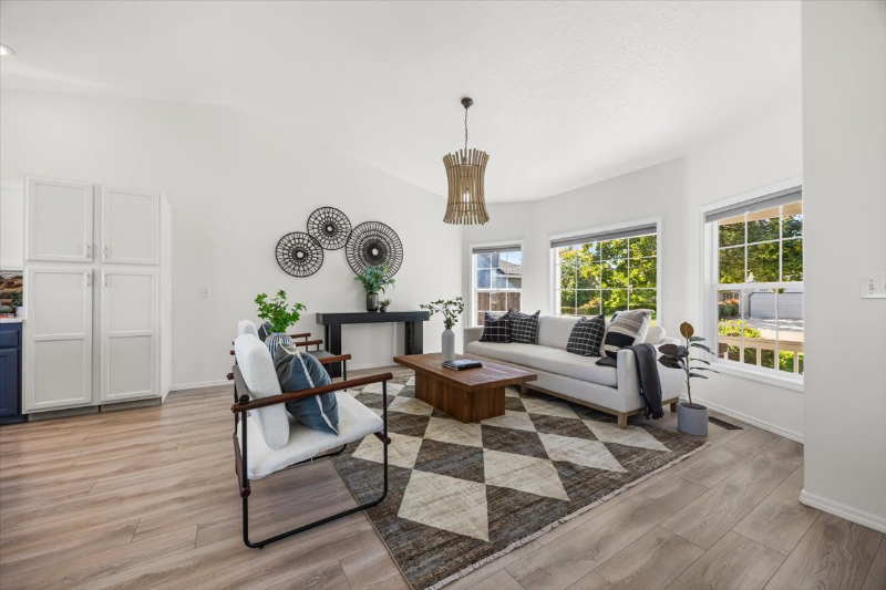 5174 N Rothmans Ave - Photo 3 of 20