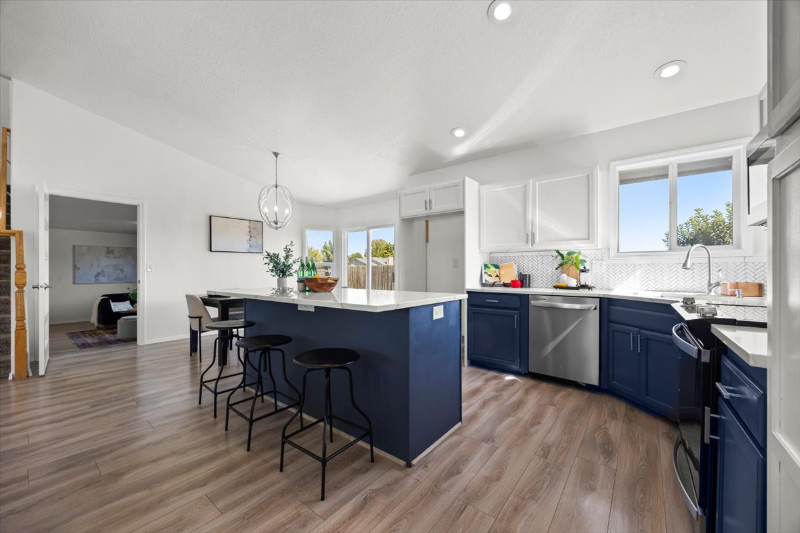 5174 N Rothmans Ave - Photo 6 of 20