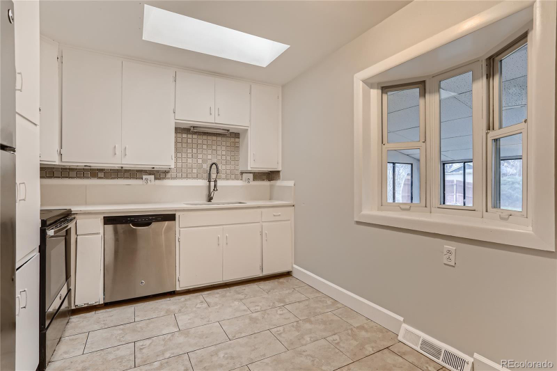 6470 Olive St - Photo 7 of 15