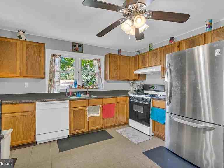 134 Phillips Ave - Photo 3 of 8