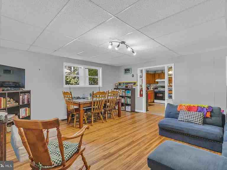 134 Phillips Ave - Photo 4 of 8