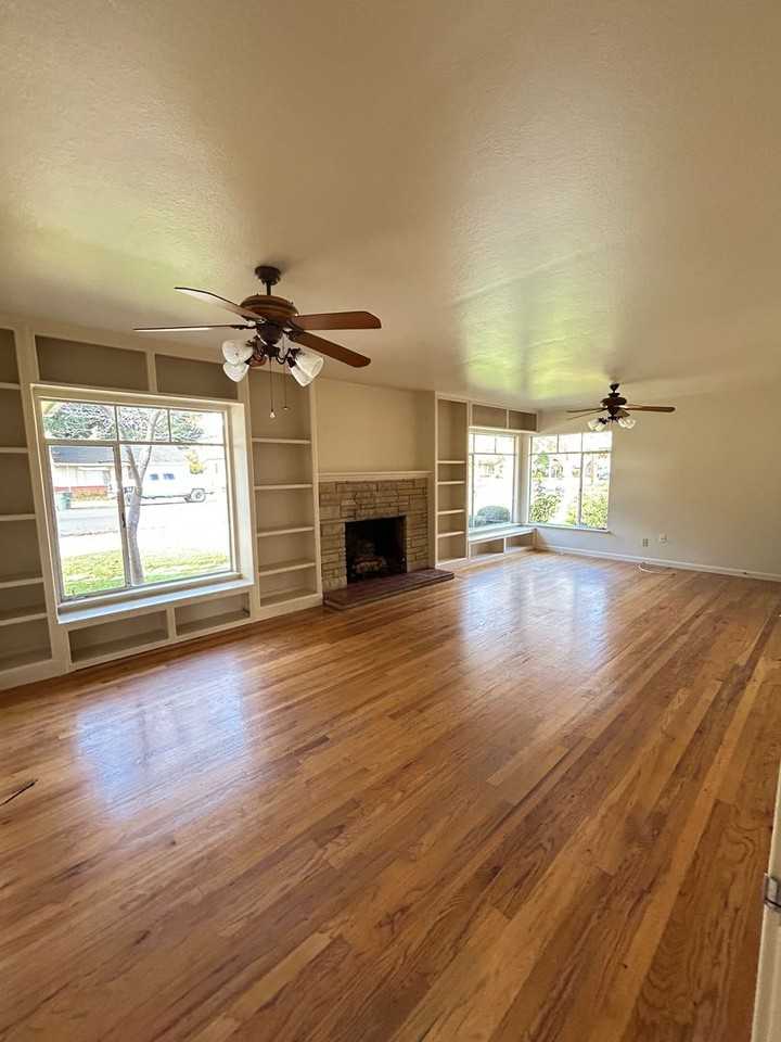 1015 Monterey Street - Photo 2 of 10