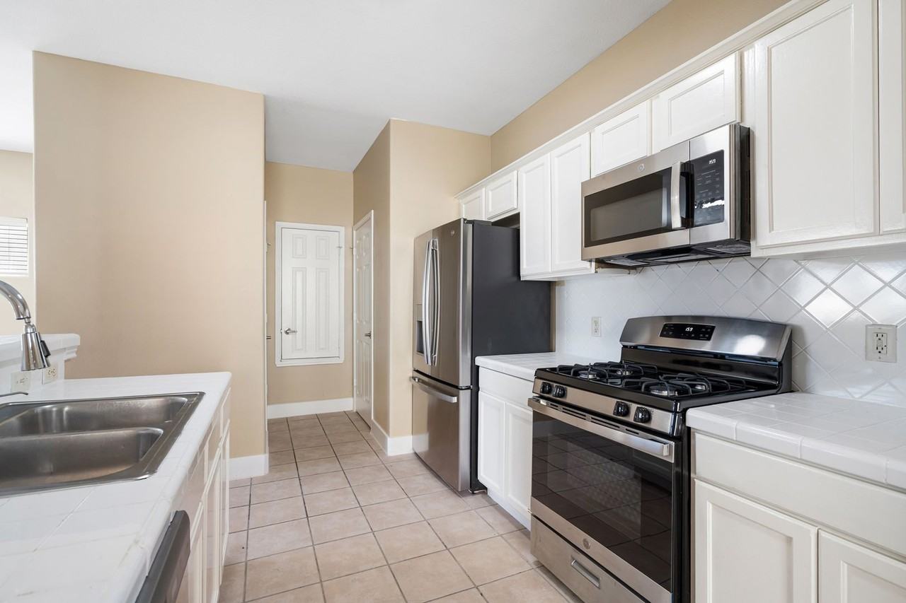 5909 Signal Point - Photo 5 of 32