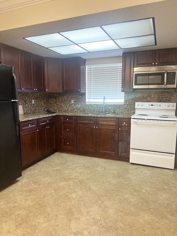 1401 Federal Highway - Photo 3 of 10