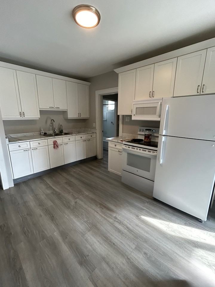 483 Wellington St #MAIN - Photo 2 of 18