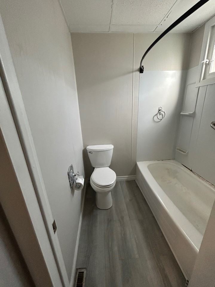 483 Wellington St #MAIN - Photo 3 of 18