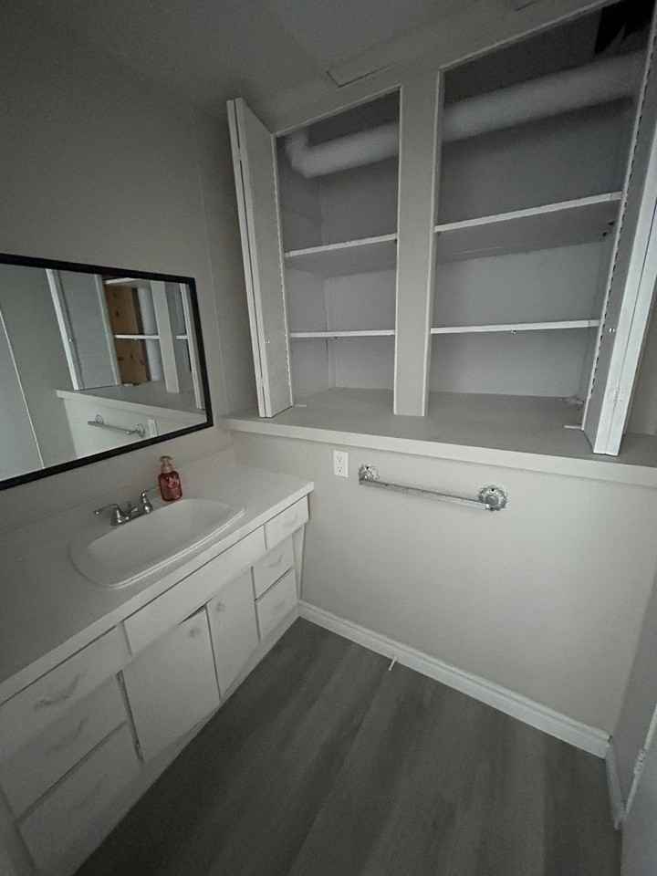 483 Wellington St #MAIN - Photo 4 of 18