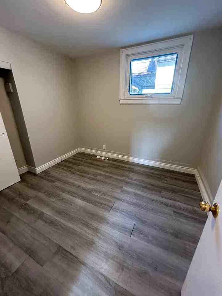 483 Wellington St #MAIN - Photo 5 of 18