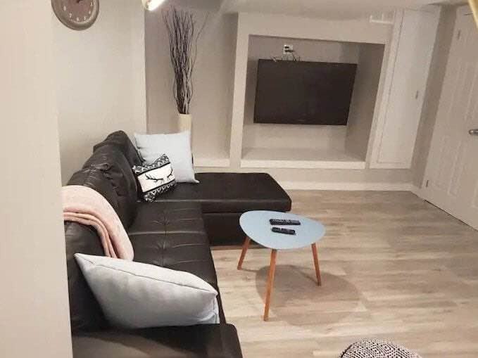 152 Essex St - Photo 2 of 10