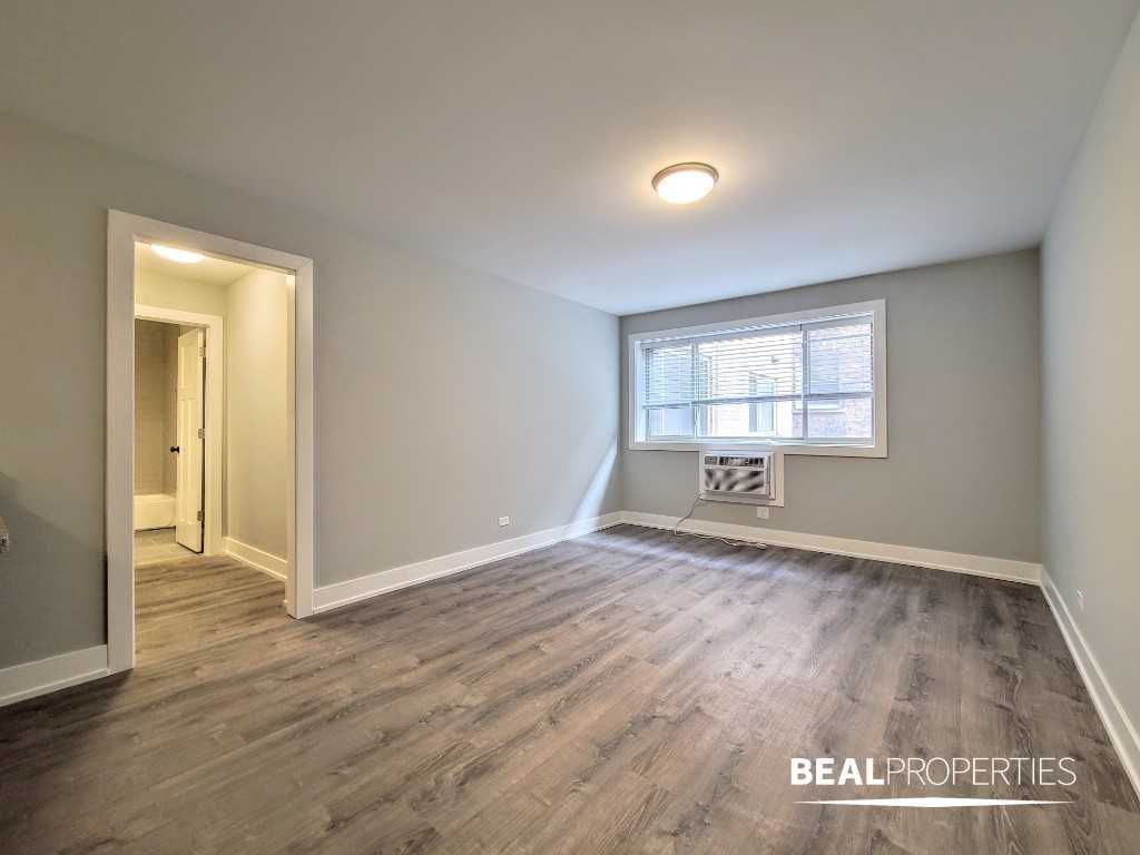 530 W Surf St - Photo 2 of 7