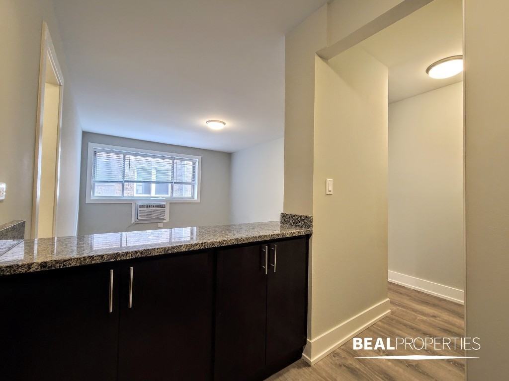 530 W Surf St - Photo 5 of 7