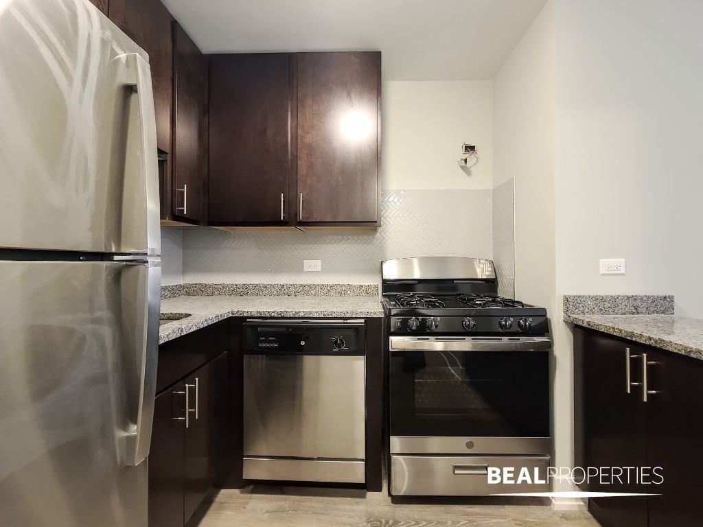 530 W Surf St - Photo 4 of 7