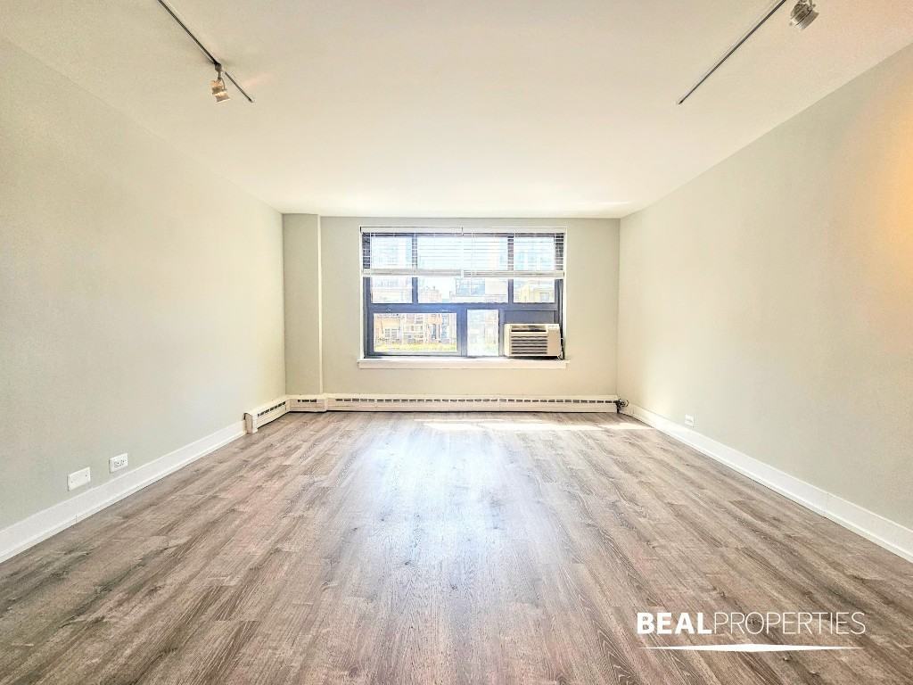 445 West Wellington Avenue