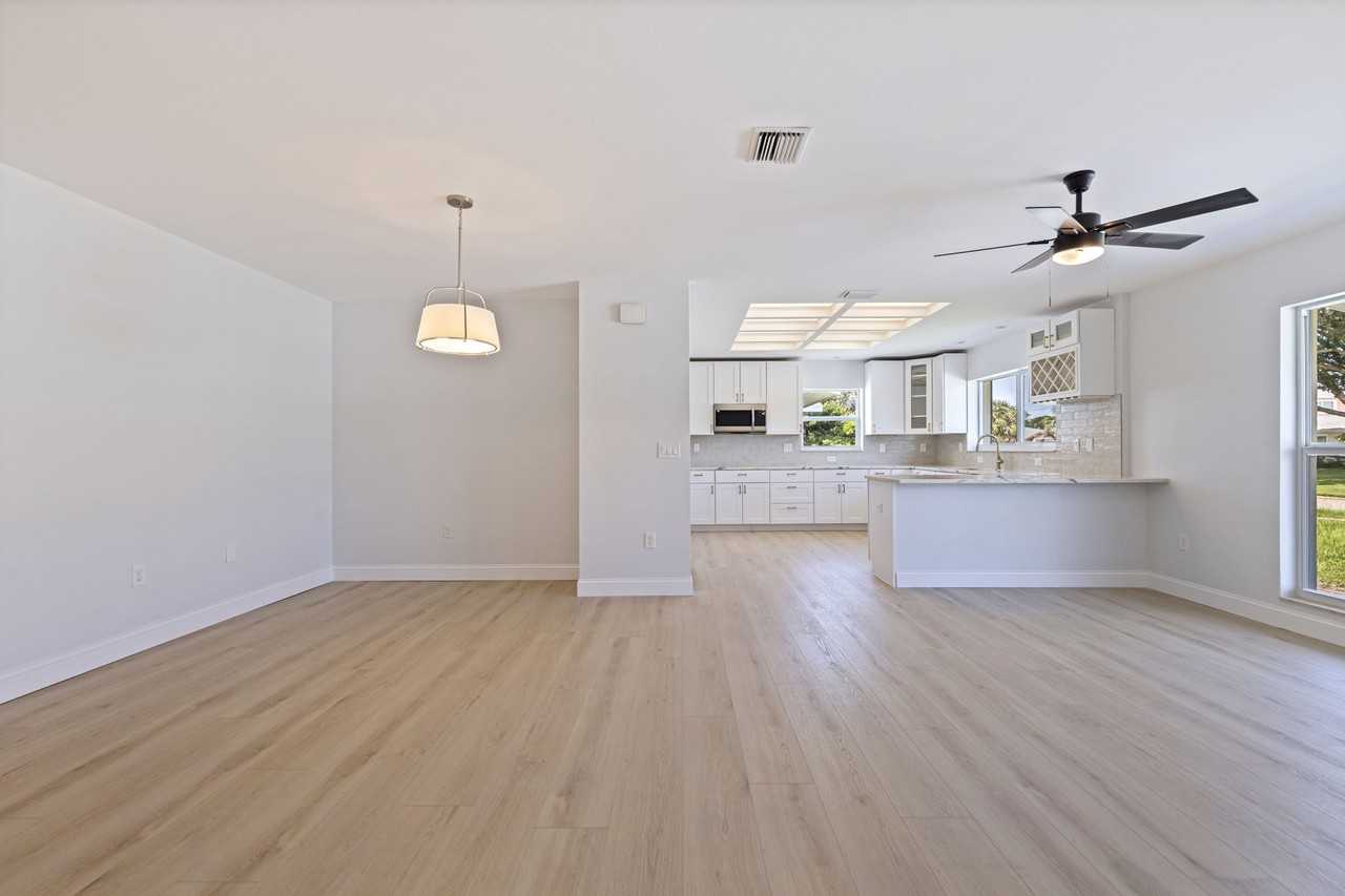 934 41st Avenue Northeast #NA - Photo 3 of 19