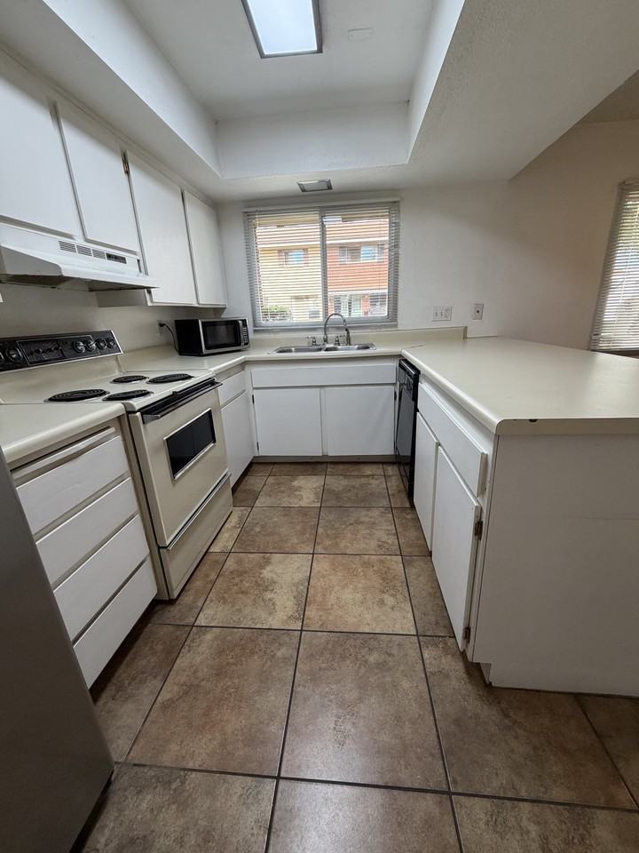 4595 North 17th Avenue #4595 - Photo 4 of 28