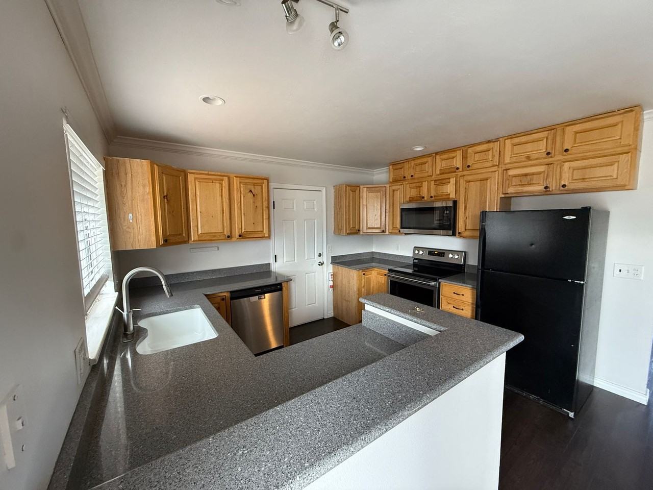 100 Beacon Hill Dr - Photo 3 of 27