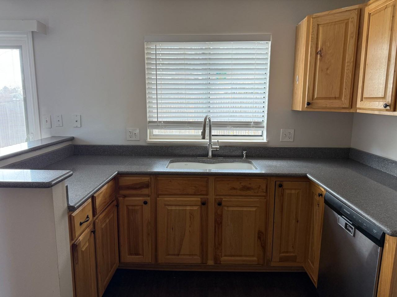 100 Beacon Hill Dr - Photo 6 of 27