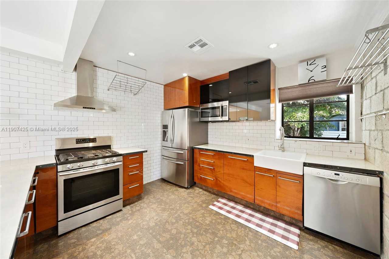 501 Nw 45th St - Photo 2 of 8