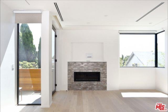 1033 1/2 Grant St - Photo 3 of 8