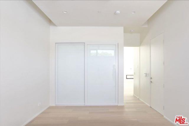 1033 1/2 Grant St - Photo 4 of 8