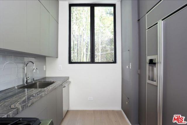 1033 1/2 Grant St - Photo 7 of 8