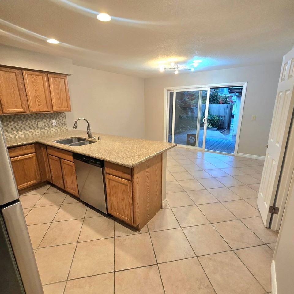 1098 Glenbridge Circle - Photo 3 of 18