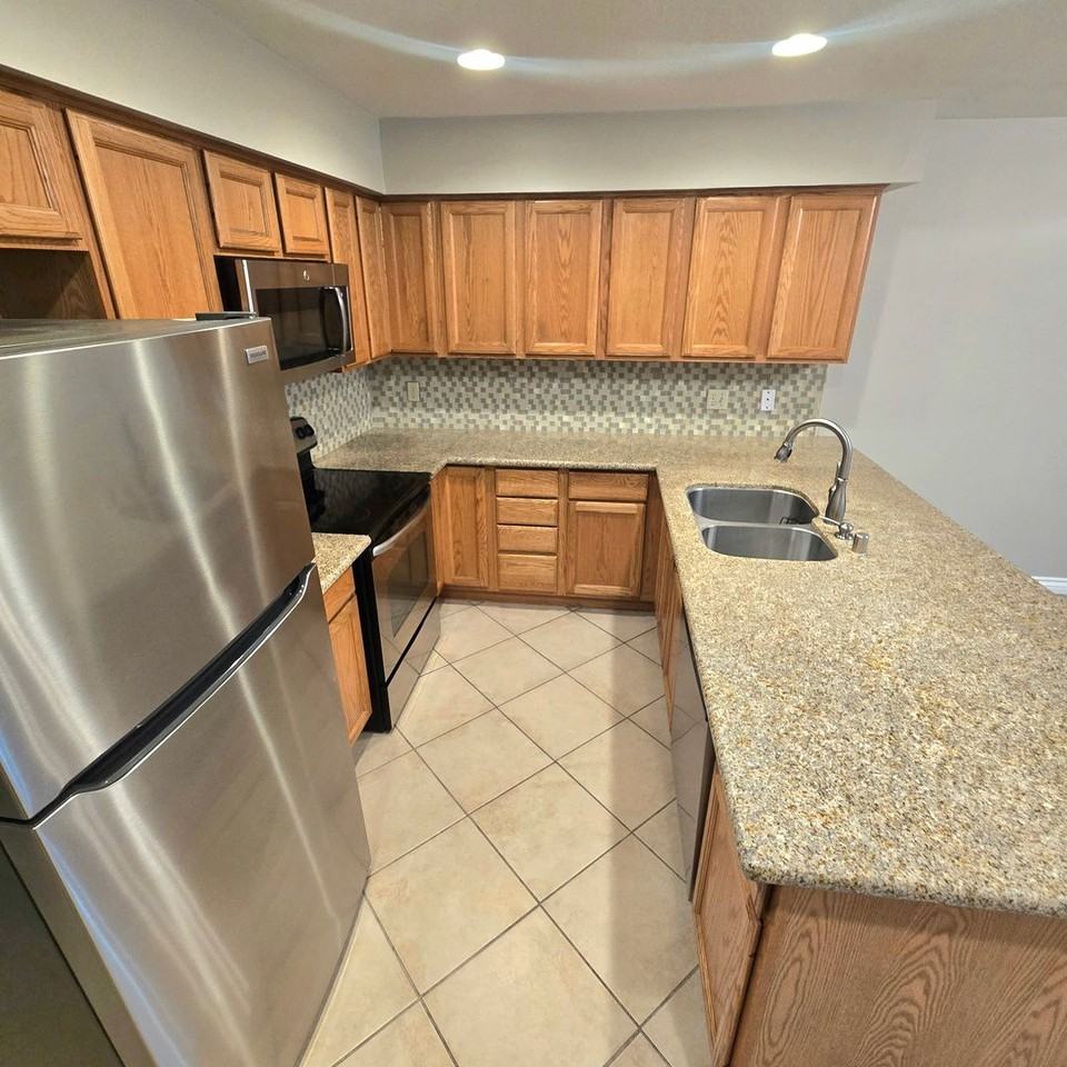 1098 Glenbridge Circle - Photo 4 of 18