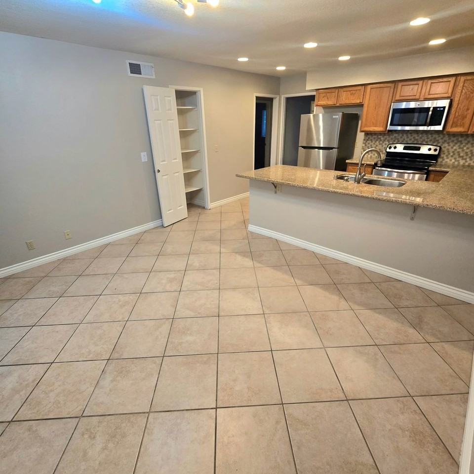 1098 Glenbridge Circle - Photo 5 of 18