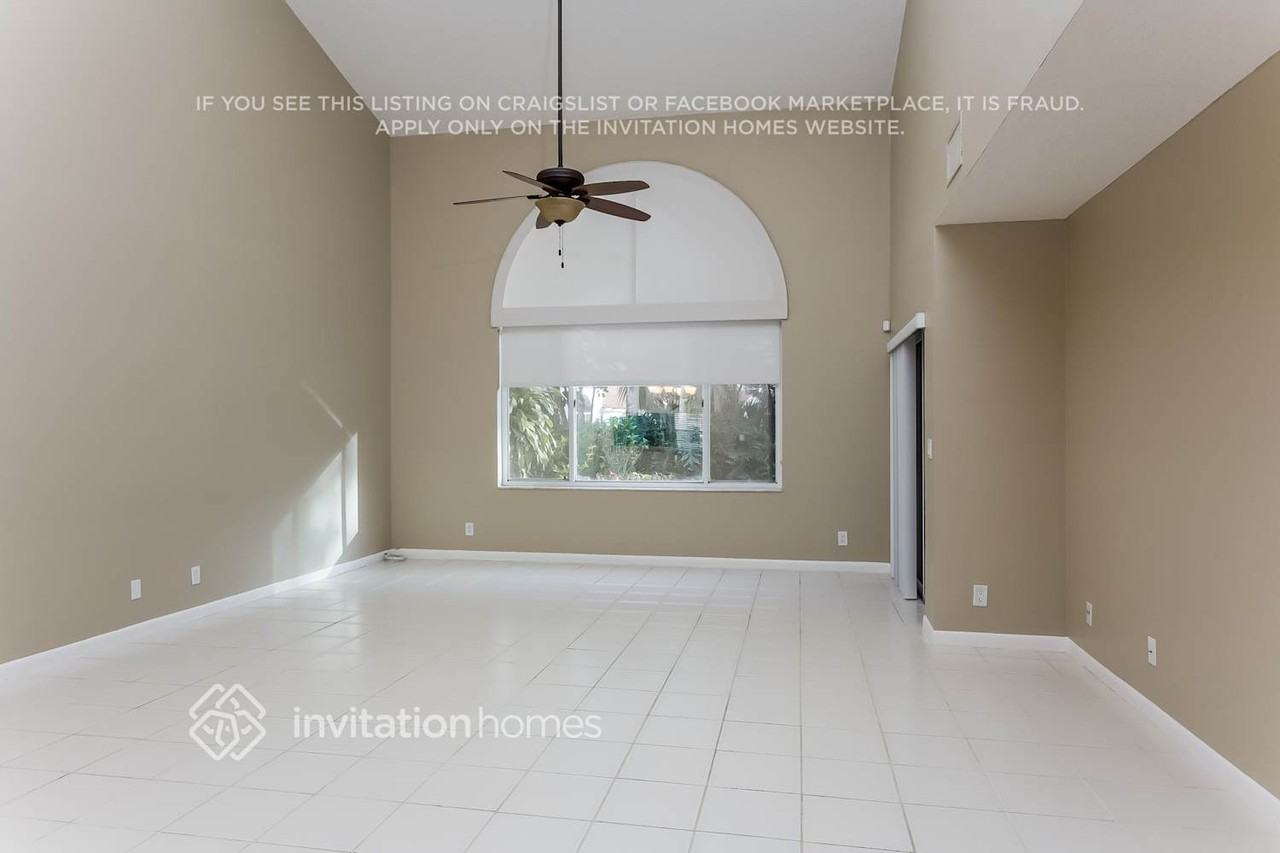 3886 Candlewood Boulevard - Photo 3 of 14