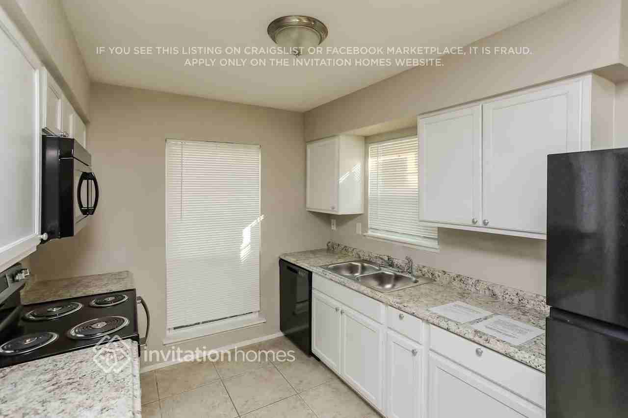 553 Shadowcrest Ln - Photo 6 of 16