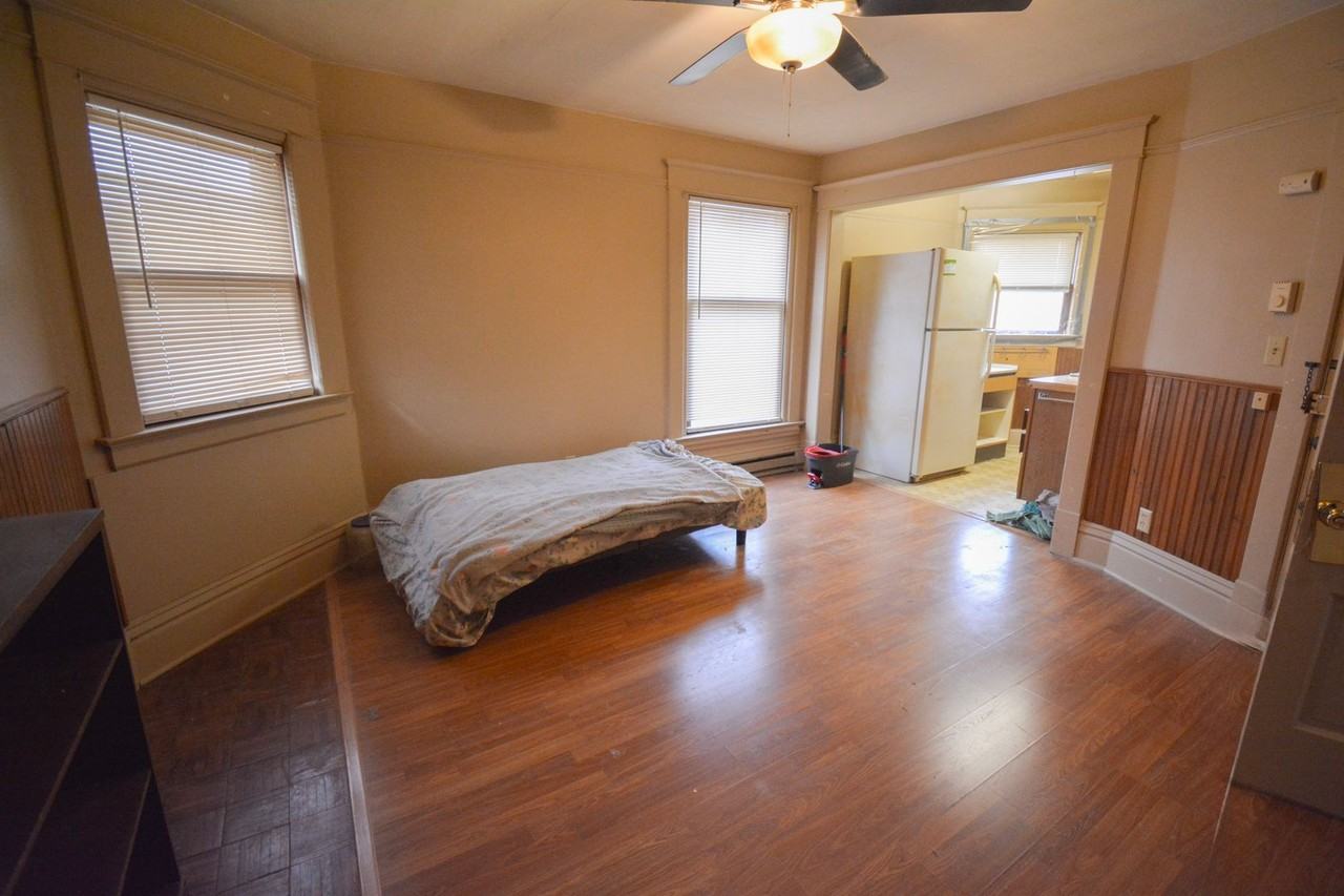 209 S Pearl St - Photo 3 of 17