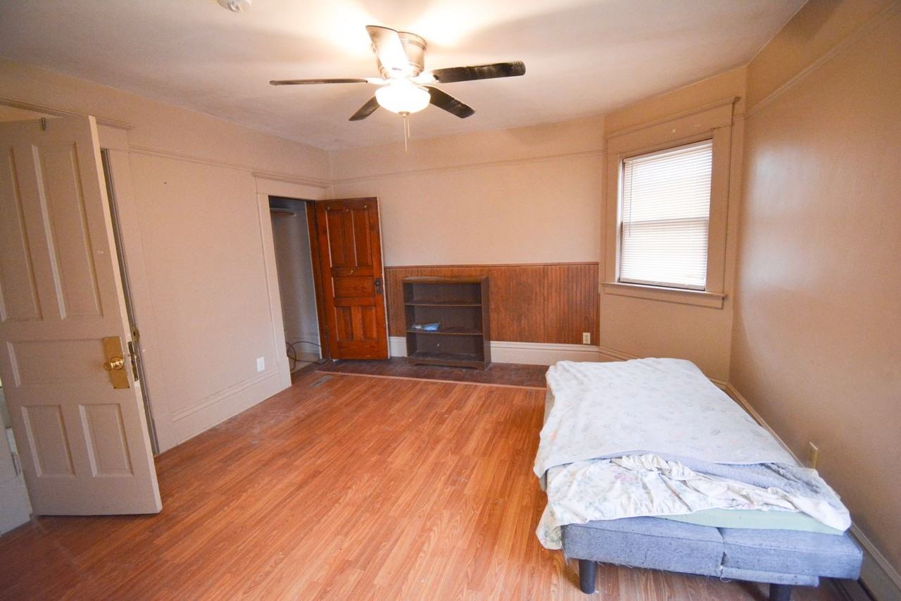 209 S Pearl St - Photo 4 of 17