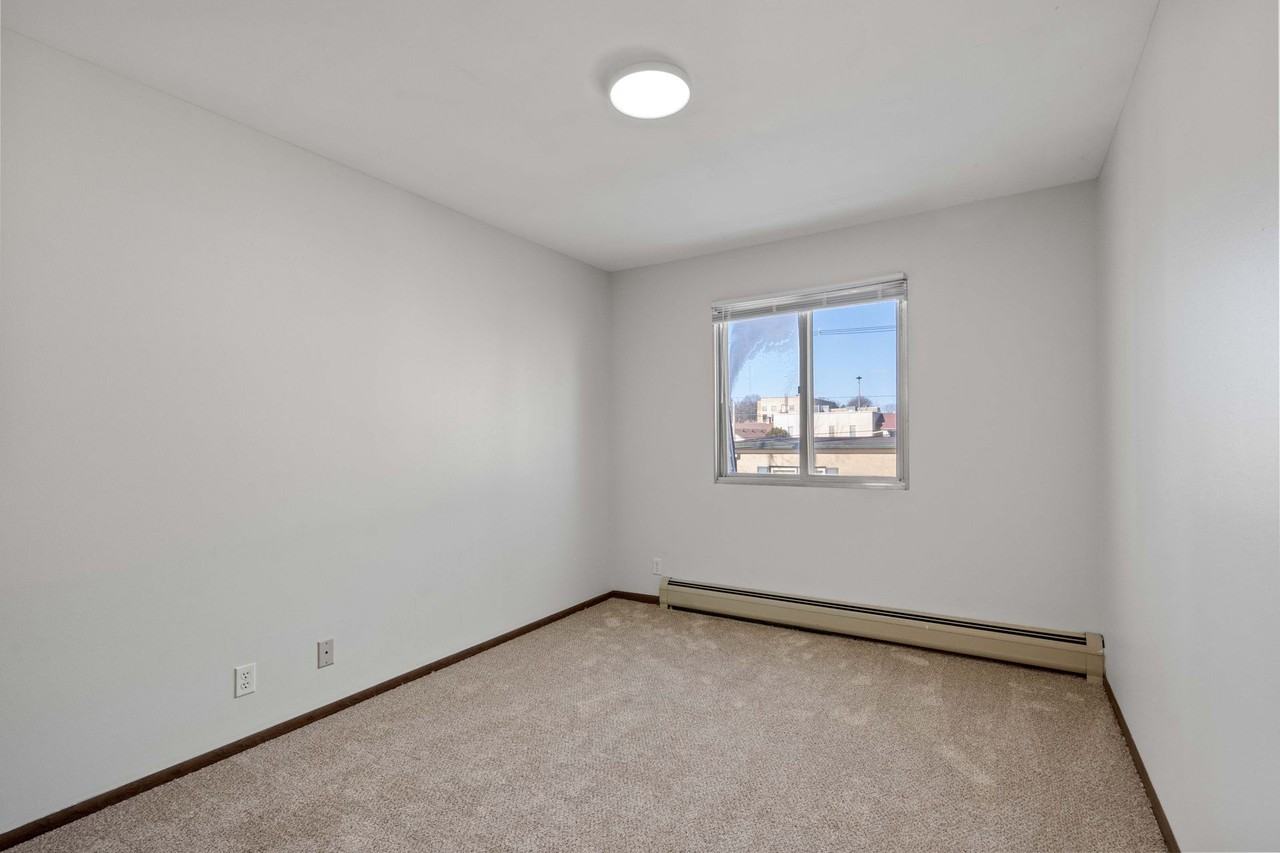 Sterling House Apartments - Photo 4 of 6