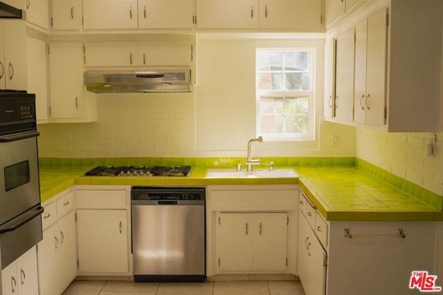 2829 N Beachwood Dr - Photo 2 of 8