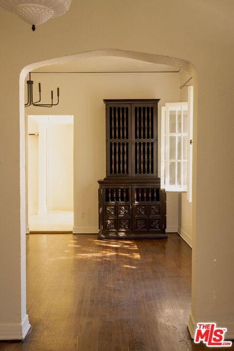 2829 N Beachwood Dr - Photo 3 of 8