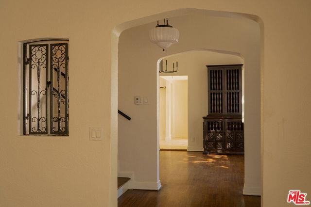 2829 N Beachwood Dr - Photo 4 of 8