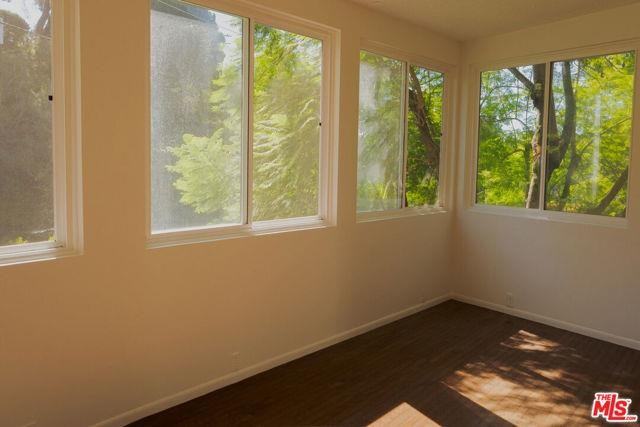 2829 N Beachwood Dr - Photo 5 of 8