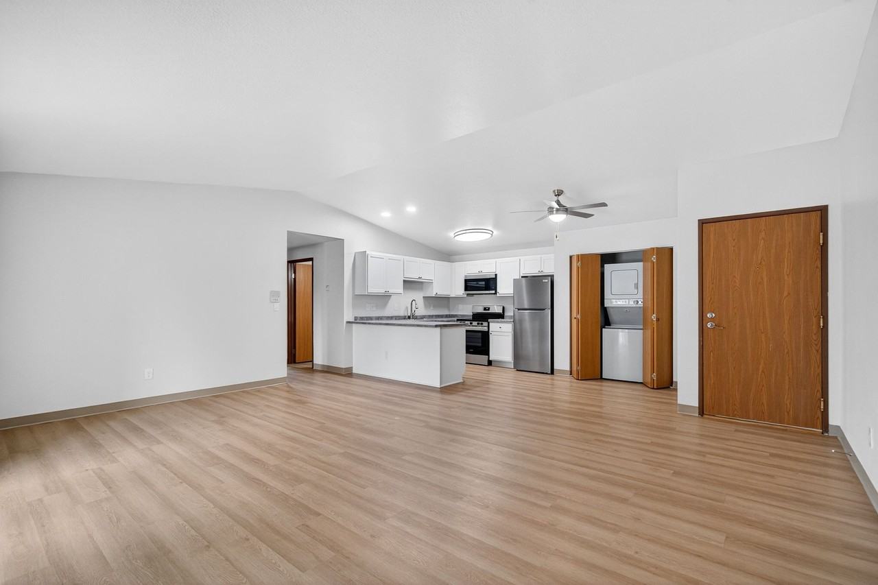 Whispering Pines Apartments - Photo 6 of 17