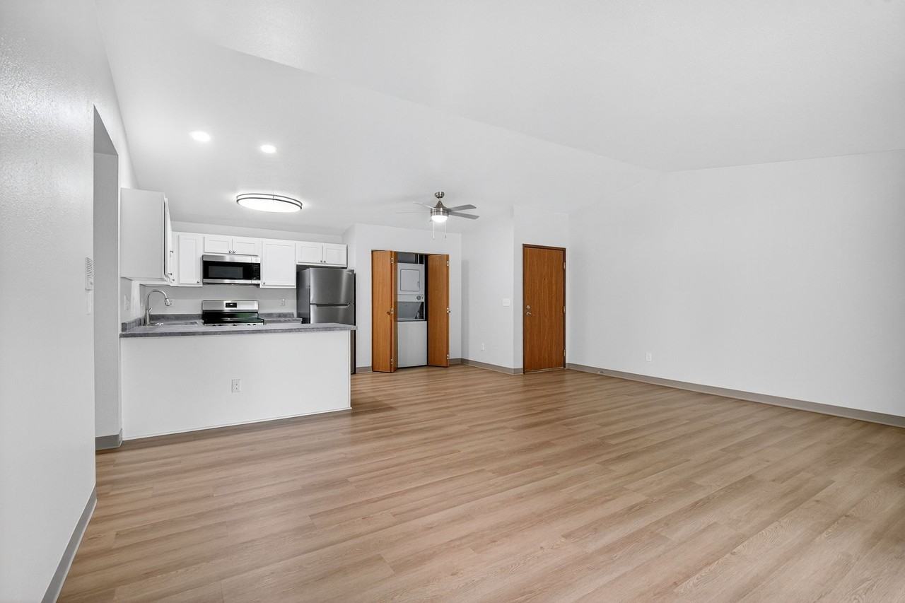 Whispering Pines Apartments - Photo 7 of 17