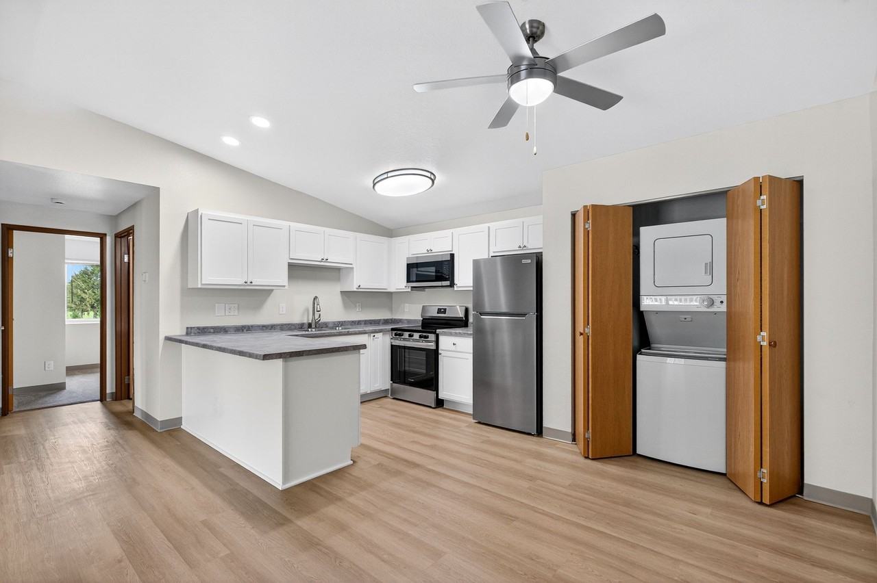 Whispering Pines Apartments - Photo 4 of 17